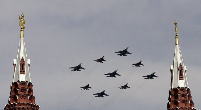 Военни самолети и хеликоптери летяха над Русия (видео)