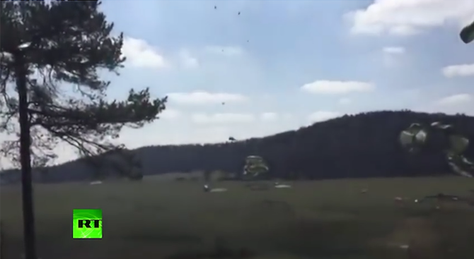 Военно учение: Джиповете падат, падат от небето... (видео)