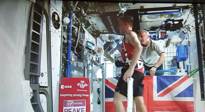 Астронавтът Тим Пийк завърши успешно Лондонския маратон в космоса