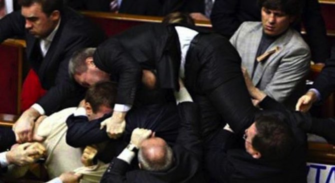 Депутати се сбиха заради жертвите на полицейския произвол в Турция (видео)