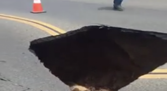Огромна дупка се отвори на натоварено кръстовище в Китай