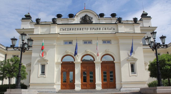 В НС отново се изпокараха за Изборния кодекс, Каракачанов и Казак спорят кой е балканджия