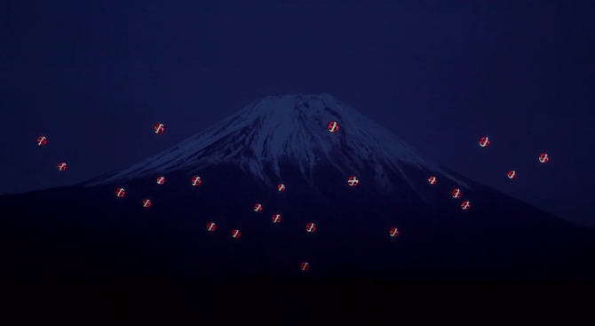 20 дрона, оборудвани с LED светлини, танцуват във въздуха (видео)