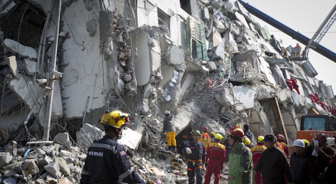 Жена оцеля шест дни под развалините на рухнала сграда в Кения