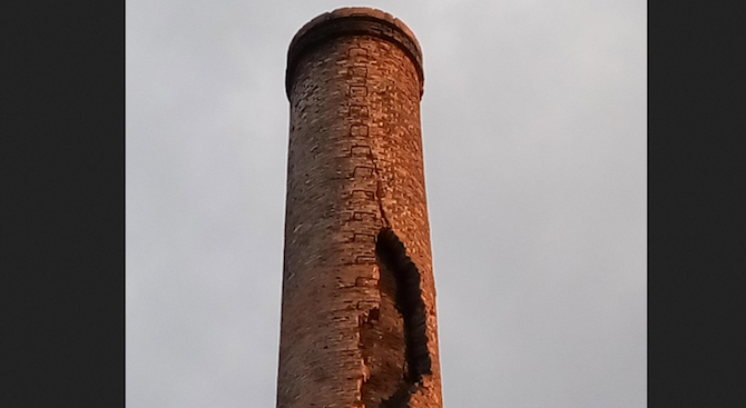 Мълния сцепи заводски комин в град Септември (снимки)