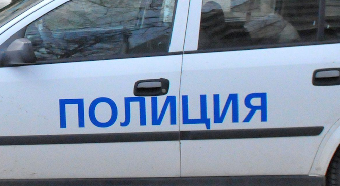 Арестуваха майка и син за оръжие и наркотици