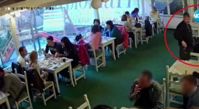 Джебчии обикалят ресторанти в Пловдив, обират хората, докато вечерят (снимки)