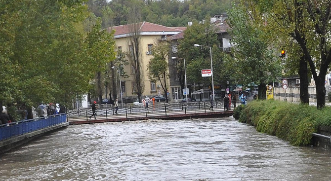 Порои отнесоха мост между села в Поповско