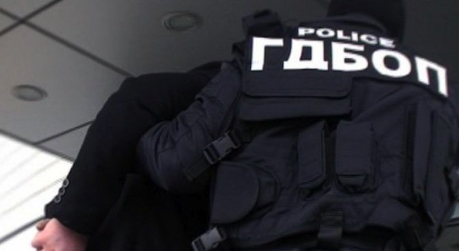Разбиха престъпна група, занимавала се с рекет, изнудване, каналджийство и лихварство