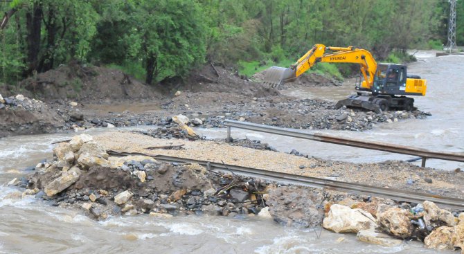 Укрепват дигата на река Осъм край село Йоглав