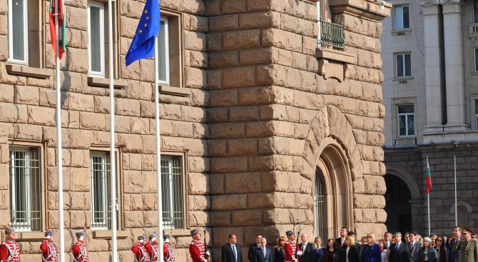 Знамето на Европа се извиси пред президентството (видео+снимки)