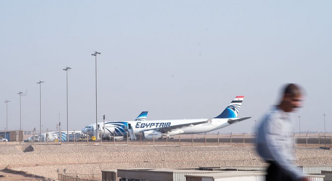 Издирването на изчезналия самолет на EgyptAir продължава втори ден