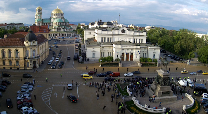 Протестиращи трупат развалени яйца пред парламента, полиция отцепи района