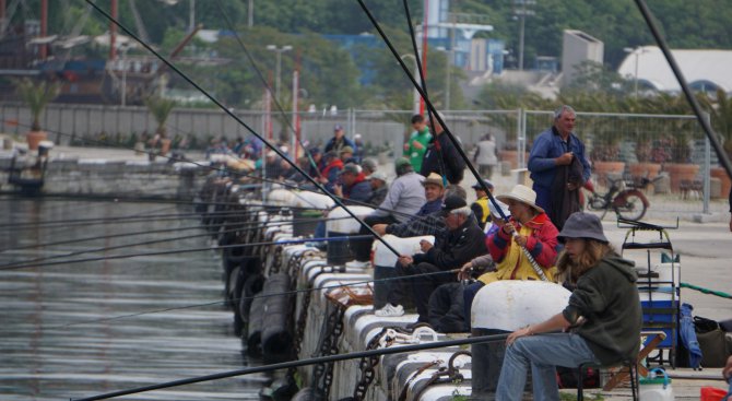 Стотици рибари напълниха вълнолома във Варна (снимки)
