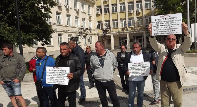 Строители протестираха пред Общината в Силистра заради неплатени пари (снимки)