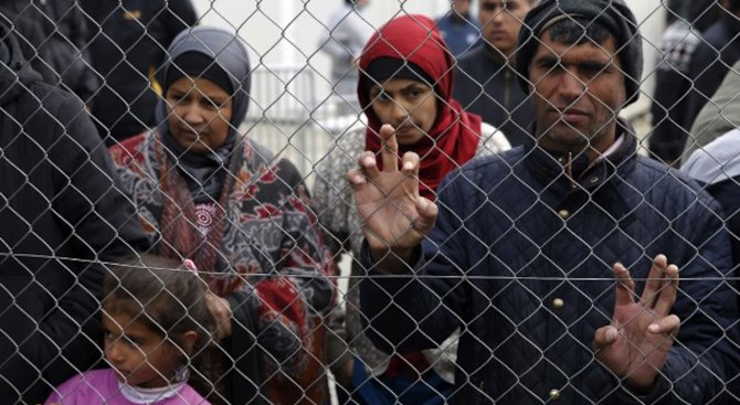 Наплив от мигранти на границата с Гърция, мъкнели майки с деца (обновена)
