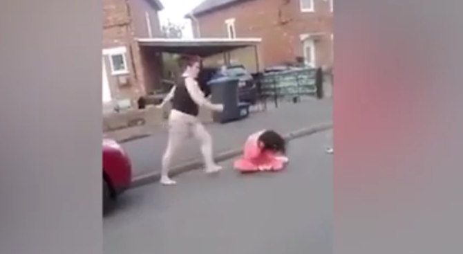Брутален женски бой шокира Англия (видео)