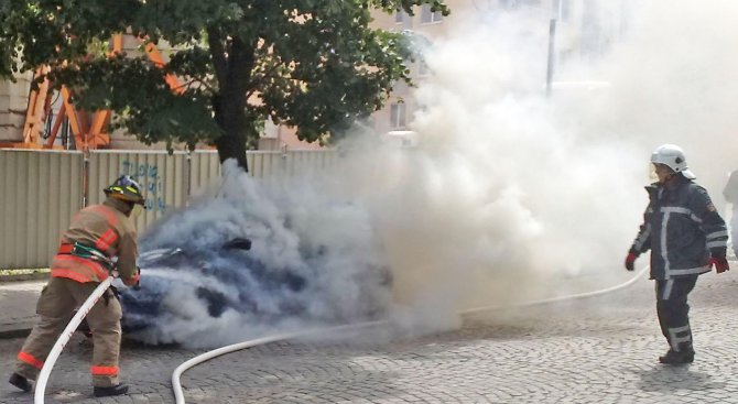 Кола пламна в движение в Пловдив (снимки)