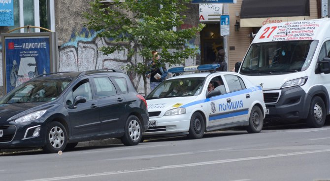 Маршрутка и мотор катастрофираха в центъра на София. Има пострадал (снимки)