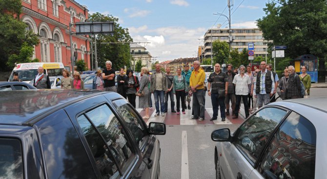 Граждани на протест срещу поскъпването на билета в Деня на Ботев (видео+снимки)