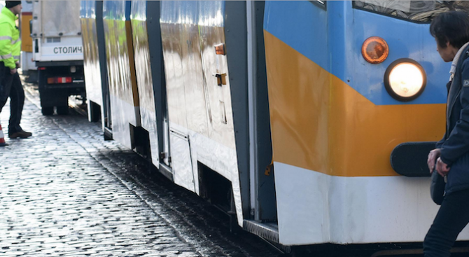 Гратисчия пръска със спрей и рита контрольори в трамвай в София (обновена)