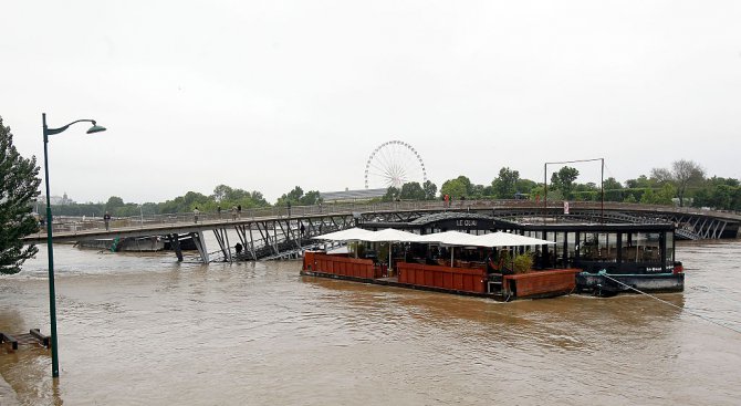 Лек спад в нивото на река Сена в Париж