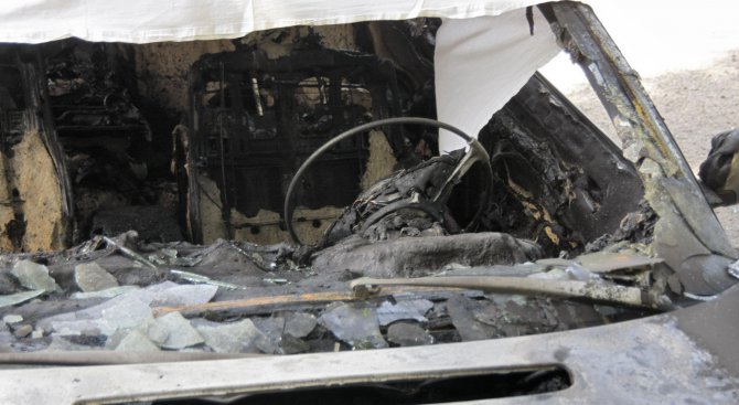 Подпалиха колата на надзирател от Бургаския затвор (снимки)