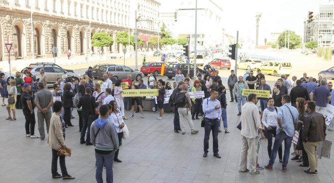 Представители на малки ВЕИ централи протестираха пред Министерски съвет