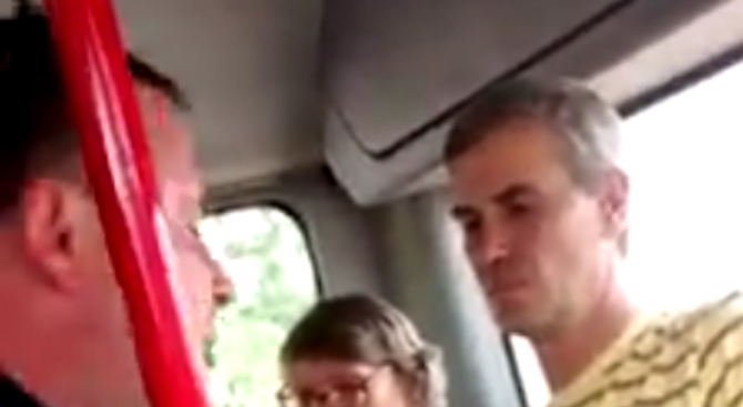 Скандално отношение на полицаи към жена в автобус заради непродупчен билет (видео)