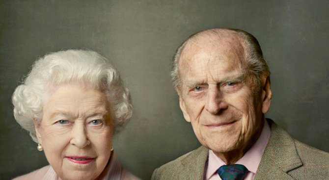 Елизабет II и принц Филип отбелязват рождените си дни с портрет в розово (снимка)