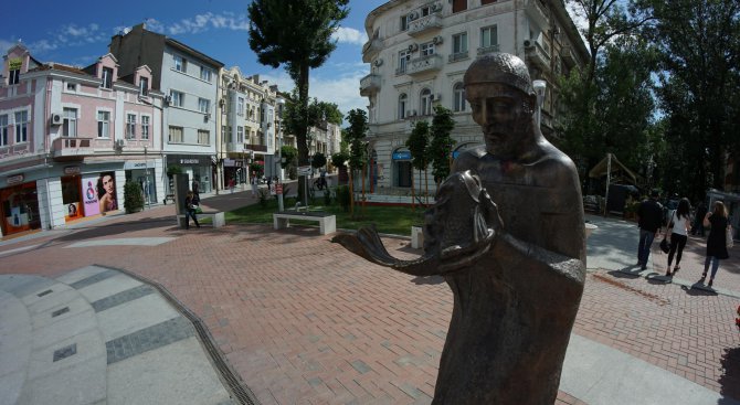 Нова оригинална пластика краси центъра на Варна (снимки)