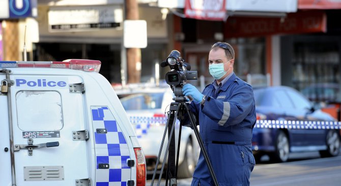 Полицаи раниха 4 души в търговски център в Сидни при стрелба срещу въоръжен с нож мъж