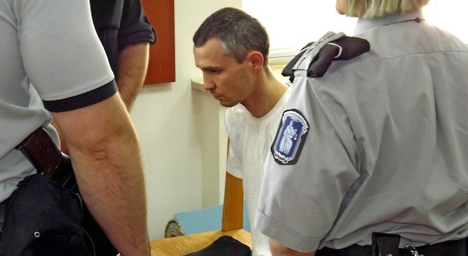 Постоянен арест за мъжа, намушкал шефа на БОП в Силистра (снимки)