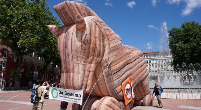 Протест срещу ТТИП с Троянски кон в центъра на Варна (снимки)