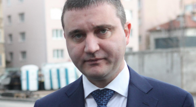 До дни ще има резултати от проверките на данъчните по морето, обеща Владислав Горанов