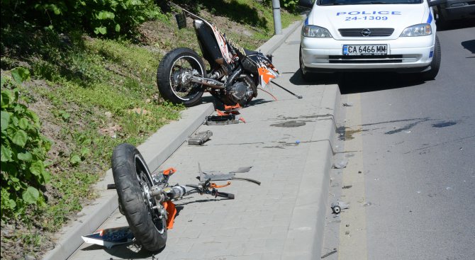 Моторист се заби в дърво и загина на място