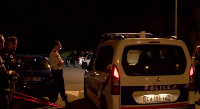 Мъж уби полицай и съпругата му в Париж, спецчасти спасиха момченцето им