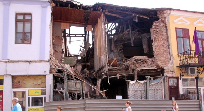 Отново стара къща рухна във Велико Търново (снимки)