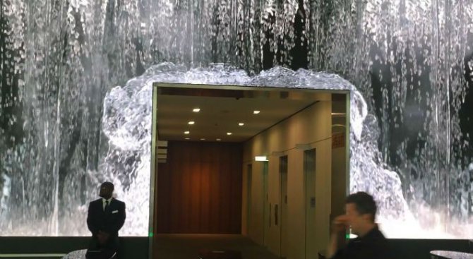 Служители минават под ''водопад'', за да отидат на работа (видео)