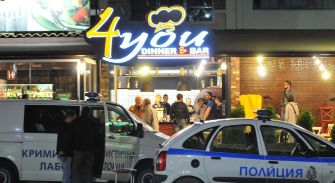 "4 You" изчезна – свалиха табелата, полицейската лента и петната кръв остават