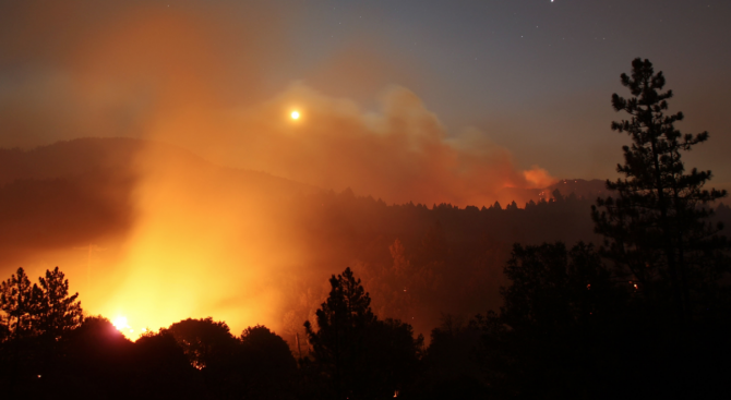 Два горски пожара край Лос Анджелис се сляха (видео)