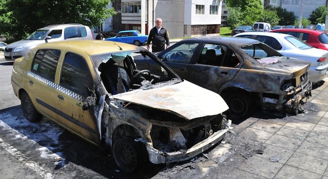 Таксиметров автомобил горя в Русе