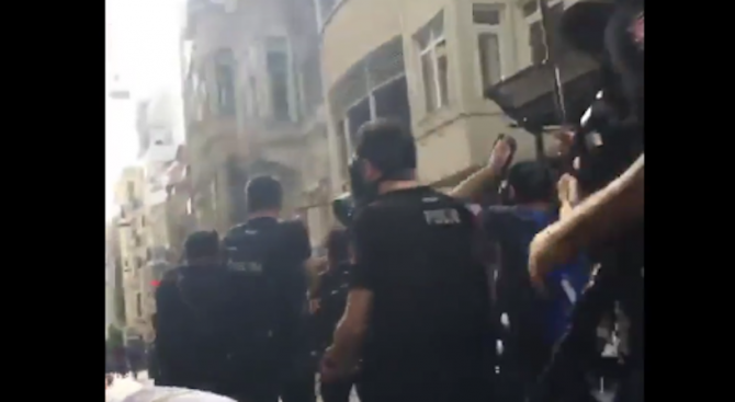 Турската полиция разпръсна със сълзотворен газ гей-парада в Истанбул (снимка+видео)