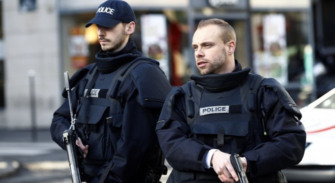 Двойка нападна шеф на хуманитарна организация с викове &quot;Аллах е велик&quot; във Франция