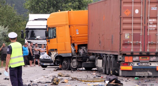 Кола се заби челно във военен камион с боеприпаси, жена загина на място (снимки)