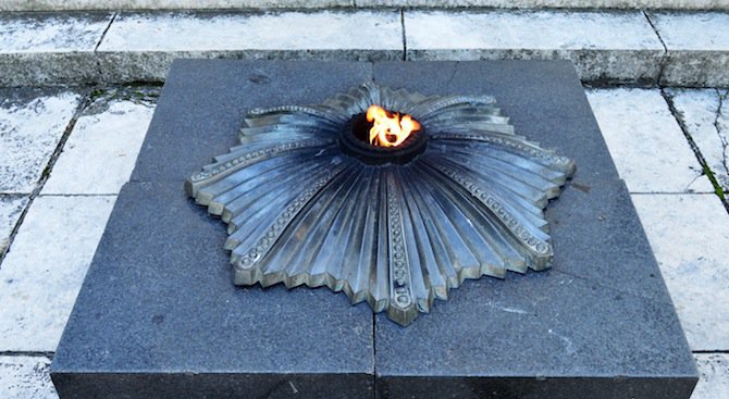 Предстои основен ремонт на Вечния огън пред мавзолея-костница в Плевен