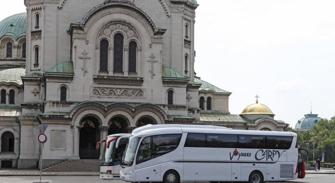 Туристически автобуси задръстиха площада пред храм паметника &quot;Св. Александър Невски&quot; (сним