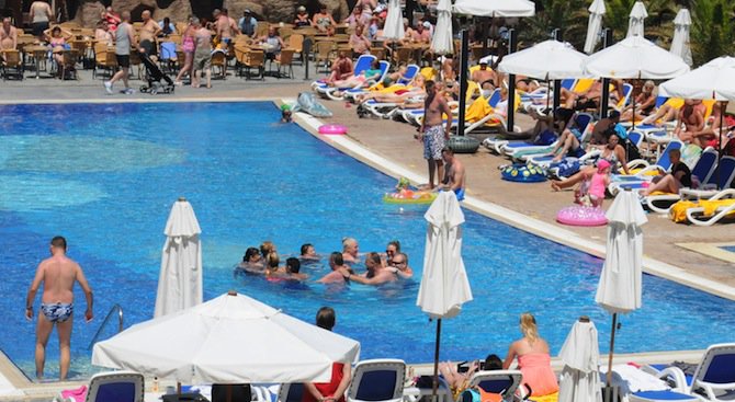 Глиган вилня в петзвезден хотел в Слънчев бряг, изкъпа се в детския басейн (снимка)