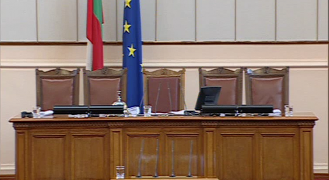 Заседанието на парламента тръгна с фалстарт (обновена)
