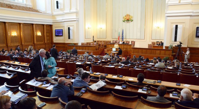 Парламентът ще обсъди промени в Закона за държавния служител